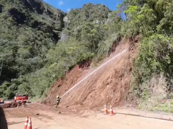 Limpeza da rodovia da Serra do Rio do Rastro continua nesta sexta