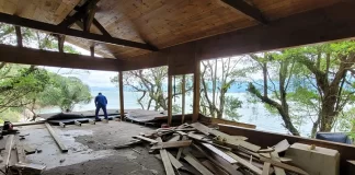 Cabana de luxo em área de preservação em Florianópolis é demolida