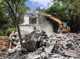 Construção irregular no Canto dos Araças é demolida Prefeitura de Florianópolis realiza demolição de obra irregular na Lagoa da Conceição