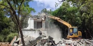 Prefeitura de Florianópolis realiza demolição de obra irregular na Lagoa da Conceição