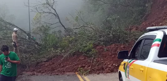 Trânsito na Serra do Rio do Rastro está totalmente interditado pelo deslizamento