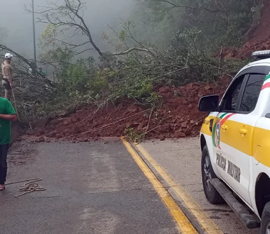 Trânsito na Serra do Rio do Rastro está totalmente interditado pelo deslizamento