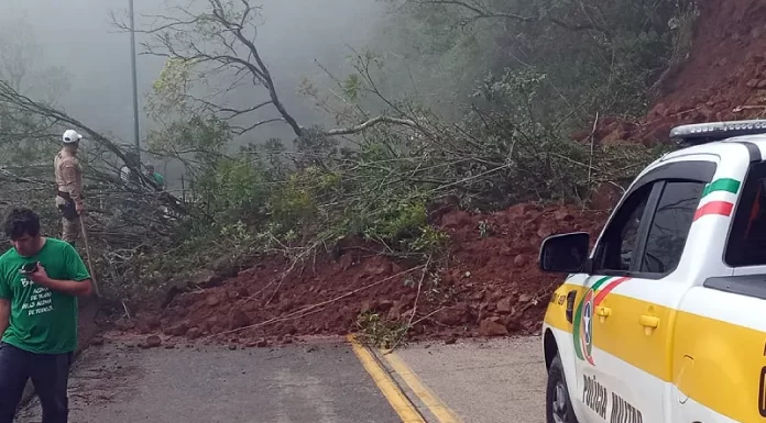 Trânsito na Serra do Rio do Rastro está totalmente interditado pelo deslizamento