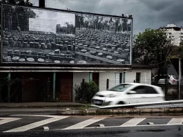 O que é o enigmático outdoor em Florianópolis que não exibe propaganda Em Florianópolis é exibida na Via Expressa fotografia do Cine Cumaru