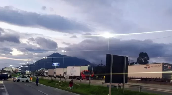 Manifestações antidemocráticas bloqueiam rodovias em SC Pontos bloqueados em estradas em Santa Catarina