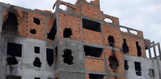 Insistência em obra irregular resulta em demolição de prédio de 4 andares em Florianópolis