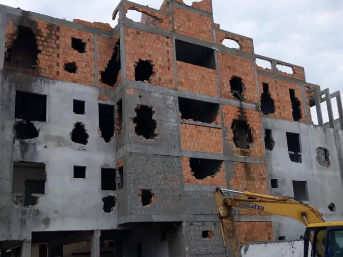 Insistência em obra irregular resulta em demolição de prédio de 4 andares em Florianópolis