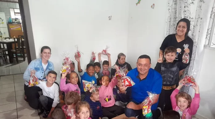 Vereador Jandir entrega Brinquedos para crianças em São José