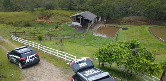 Polícia Civil de SC prende dois membros de grupo neonazista Polícia interrompe encontro de neonazistas na Grande Florianópolis