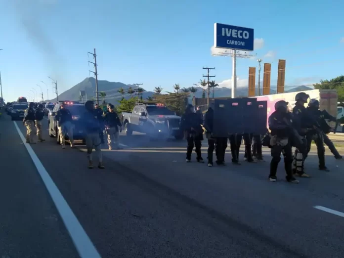 Santa Catarina segue interditada por bloqueios e polícias atuam na liberação