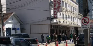 Manifestantes bloqueiam vias no entorno do batalhão do Exército no Estreito