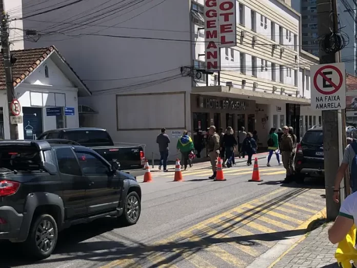 Manifestantes bloqueiam vias no entorno do batalhão do Exército no Estreito