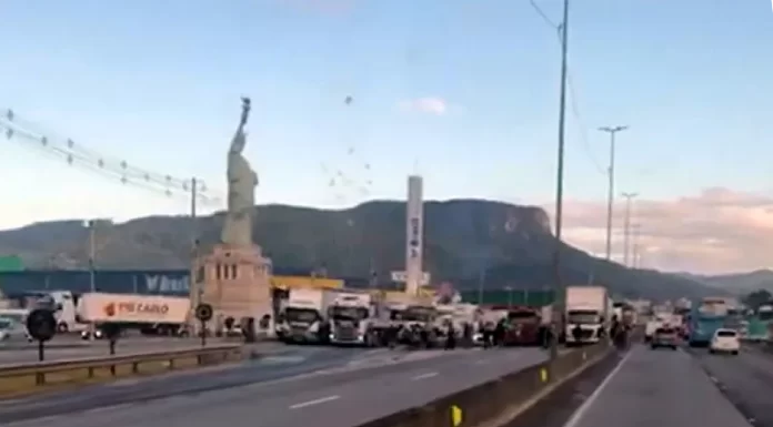 Novos bloqueios são registrados em Santa Catarina, como em frente à Havan de Palhoça