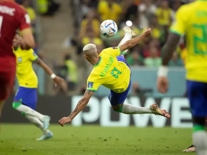 Com dois gols de Richarlison, Brasil estreia com vitória sobre a Sérvia