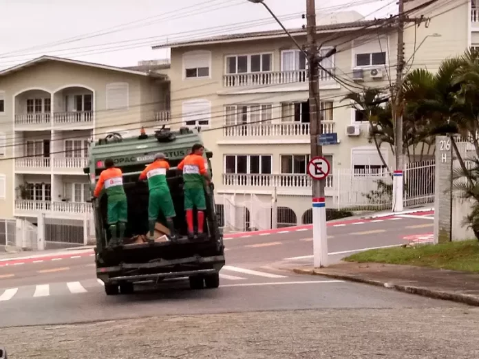 Coleta terceirizada de lixo em Florianópolis teve mudança