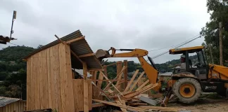 Duas casas construídas irregularmente na Caeira do Saco dos Limões são demolidas