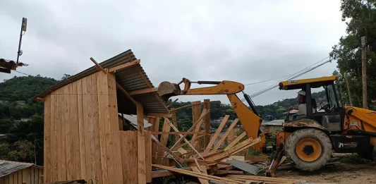 Duas casas construídas irregularmente na Caeira do Saco dos Limões são demolidas