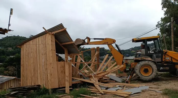 Duas casas construídas irregularmente na Caeira do Saco dos Limões são demolidas