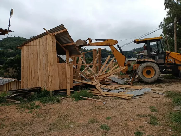 Duas casas construídas irregularmente na Caeira do Saco dos Limões são demolidas