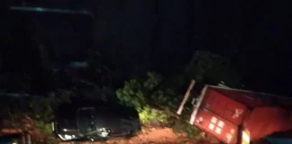 Deslizamento atinge veículos e interdita totalmente BR-376, no Paraná