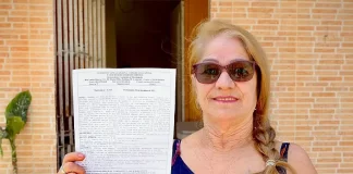 Enedina Rosa Stancki recebe título de propriedade de imóvel no Chico Mendes