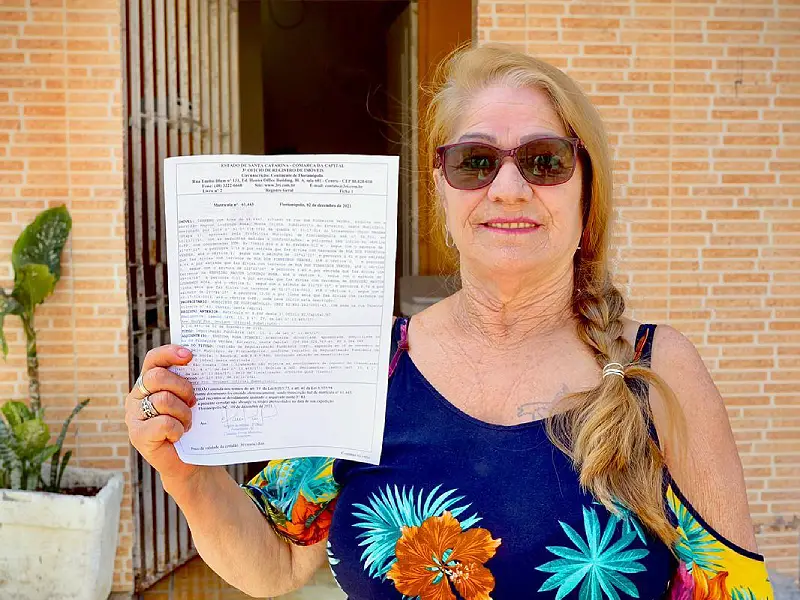 Enedina Rosa Stancki recebe título de propriedade de imóvel no Chico Mendes