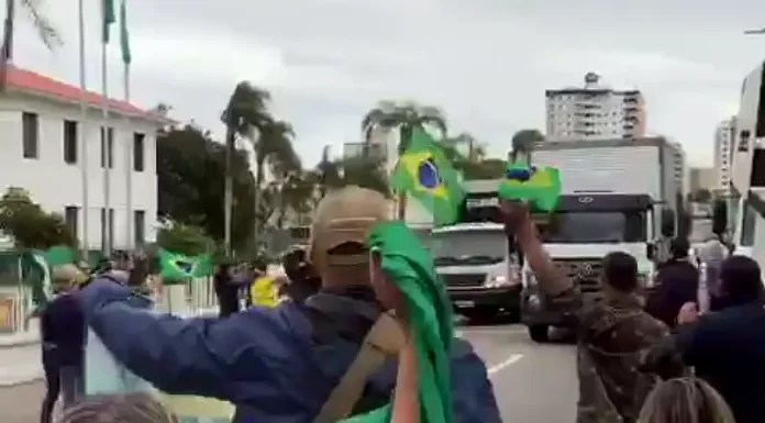 Bolsonaristas tentam interditar vias em Florianópolis