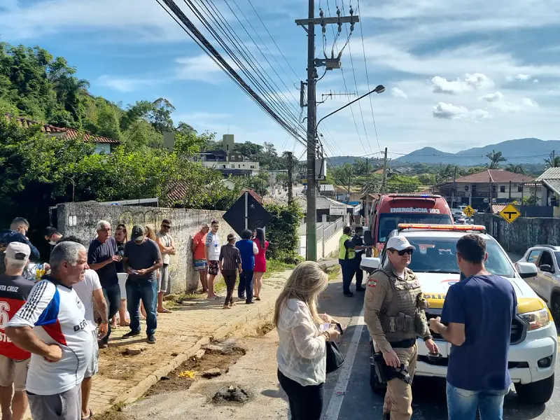 Motorista bêbado atropelou e fugiu, bateu o carro em uma residência e foi linchado, em Florianópolis