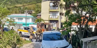 Homem embriagado atropela três pessoas em Florianópolis, tenta fugir e é linchado
