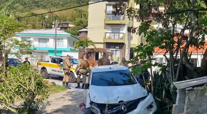 Homem embriagado atropela três pessoas em Florianópolis, tenta fugir e é linchado