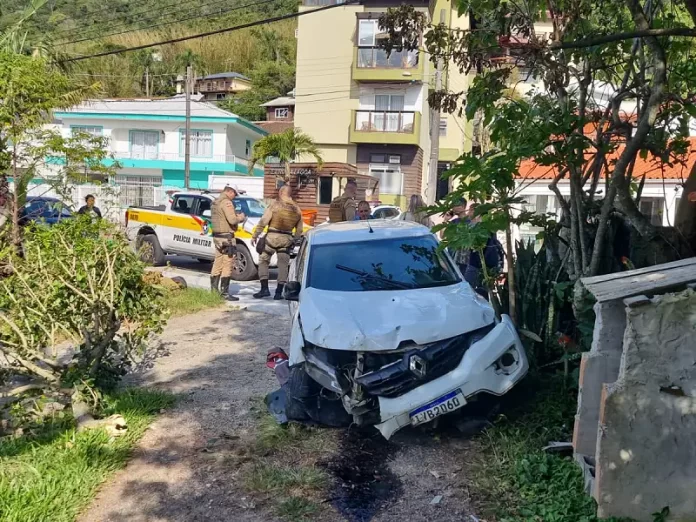 Homem embriagado atropela três pessoas em Florianópolis, tenta fugir e é linchado