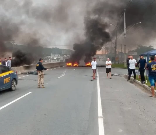 Apoiadores do presidente Jair Bolsonaro fecharam rodovias em protesto irregular pelo resultado das eleições, prejudicando milhares de pessoas