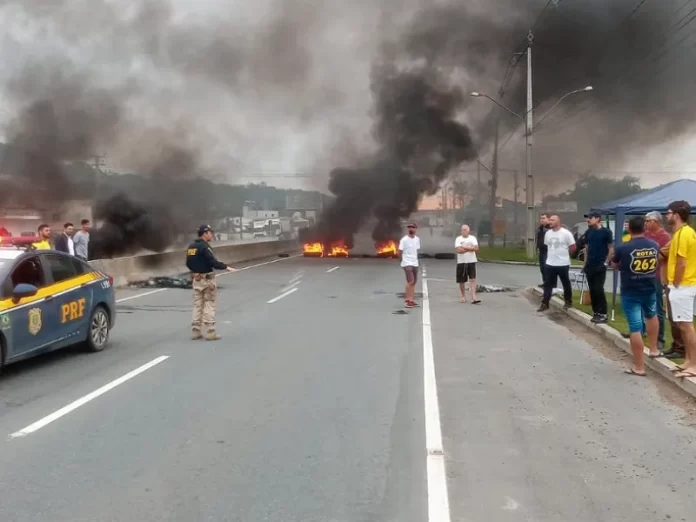 Apoiadores do presidente Jair Bolsonaro fecharam rodovias em protesto irregular pelo resultado das eleições, prejudicando milhares de pessoas