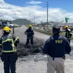 Polícias tentam desbloquear rodovias em SC