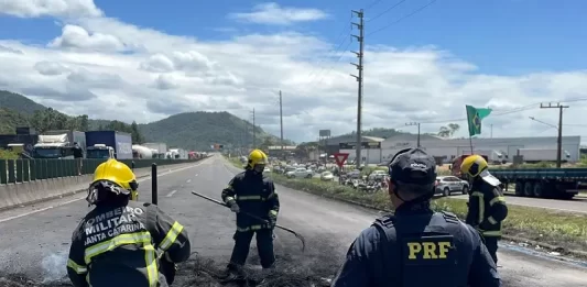 Polícias tentam desbloquear rodovias em SC