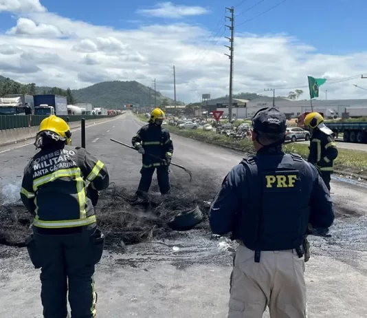 41 pontos de estradas seguem bloqueados em SC Polícias tentam desbloquear rodovias em SC