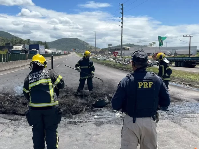 Polícias tentam desbloquear rodovias em SC