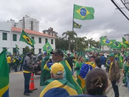 Manifestantes ocupam frente do batalhão do Exército no Estreito