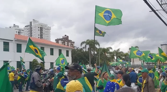 Manifestantes ocupam frente do batalhão do Exército no Estreito