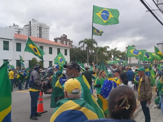 Manifestantes ocupam frente do batalhão do Exército no Estreito