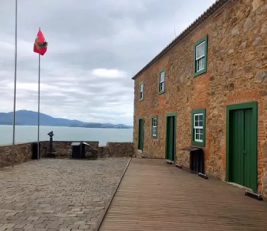 Fortaleza de São José da Ponta Grossa é entregue restaurada em Florianópolis