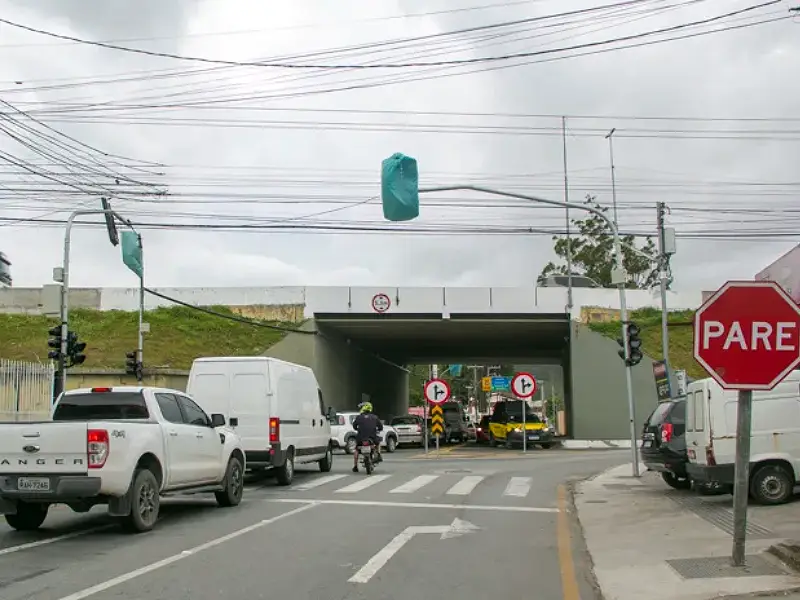 Rua João Grumiche passa sob a BR-101, em São José, e recebe semáforo