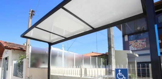 Prefeitura inicia instalação de 257 novos abrigos de ônibus