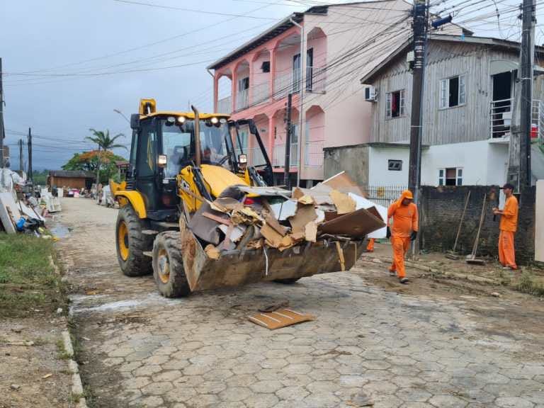 Prioridade em São José é a limpeza das vias após semana de alagamentos 