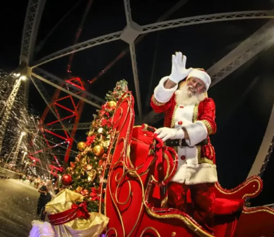 Ponte Hercílio Luz recebe a maior parada de Natal de Santa Catarina, com 250 integrantes, no sábado (17)