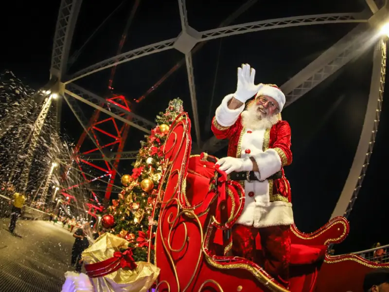 Ponte Hercílio Luz recebe a maior parada de Natal de Santa Catarina, com 250 integrantes, no sábado (17) – Foto: Cristiano Andujar/PMF