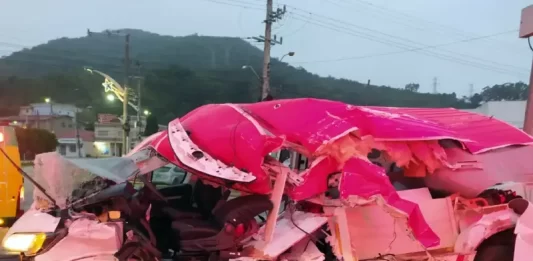 Ambulância com cinco passageiros, incluindo bebê, sofre acidente em Biguaçu Ambulância com cinco passageiros, incluindo bebê, sofre acidente em Biguaçu