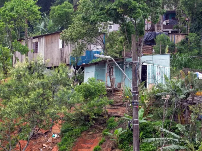 Prefeitura remove famílias de área risco do Vale das Palmeiras