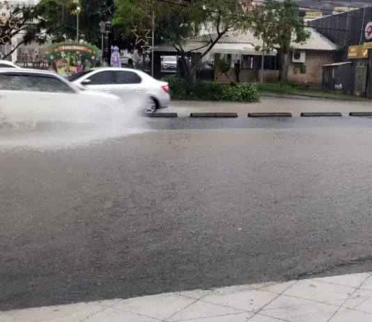 Avenida Leoberto Leal alagada
