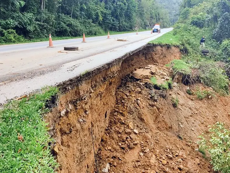 Parte da BR-280 desmorona no Norte de SC por causa das chuvas e trecho é  interditado, Santa Catarina